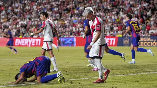 Pinchazo del Barça ante el Rayo en un partido con polémica y sin VAR en Vallecas