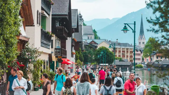 Turistas en Hallstatt (Austria).