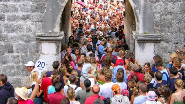 Masificación turística en el casco antiguo de Dubrovnik.