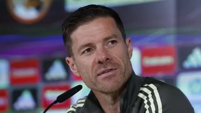 MADRID (ESPAÑA), 25/10/2025.- El entrenador del Real Madrid, Xabi Alonso durante la rueda de prensa posterior al entrenamiento del equipo en la Ciudad Deportiva de Valdebebas, en Madrid, este sábado antes de su enfrentamiento liguero contra el FC Barcelona de mañana. EFE/JJ Guillén