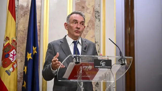 MADRID, 28/10/2025.- El diputado de Sumar Enrique Santiago atiende a la prensa durante el pleno celebrado este martes por el Congreso de los Diputados, en Madrid. EFE/ Fernando Villar
