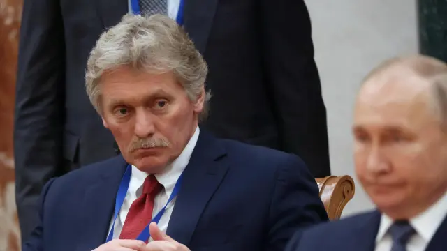 El presidente ruso, Vladímir Putin, y el portavoz de la Presidencia rusa, Dmitri Peskov.