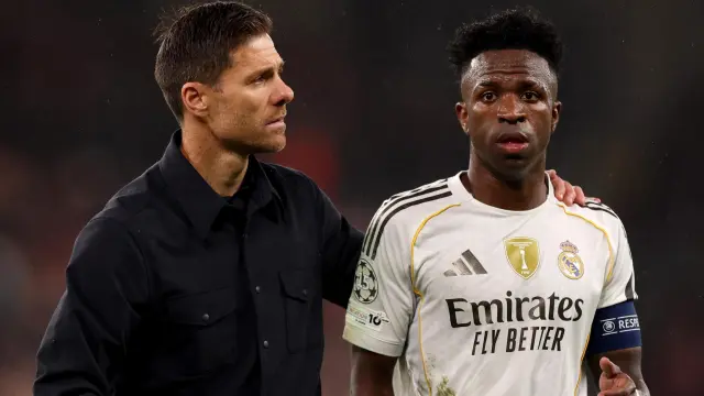 Xabi Alonso le da instrucciones a Vinícius durante un partido del Real Madrid