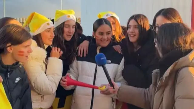 Aficionadas de España en las afueras del Metropolitano