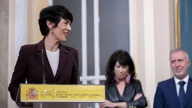 22/12/2025 La ministra de Inclusión, Seguridad Social y Migraciones y portavoz del Gobierno, Elma Saiz, interviene durante el acto de entrega de la cartera del Ministerio de Educación, Formación Profesional y Deportes, en la sede del Ministerio, a 22 de diciembre de 2025, en Madrid (España). Tras la salida del Gobierno de Pilar Alegría para concurrir como candidata del PSOE a las elecciones autonómicas de Aragón el próximo 8 de febrero, Sánchez ha nombrado a la actual delegado del Gobierno en Castilla-La Mancha, Milagros Tolón, como nueva ministra de Educación, Formación Profesional y Deportes; y ha designado a la ministra de Inclusión, Seguridad Social y Migraciones, Elma Saiz, como nueva portavoz del gobierno.
ECONOMIA 
Alberto Ortega - Europa Press
