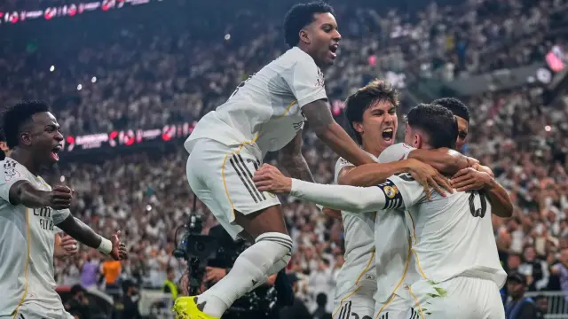 Los jugadores del Real Madrid celebran el gol de Valverde ante el Atlético en la Supercopa de España.