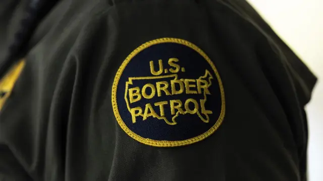 Logo de la Patrulla Fronteriza de Estados Unidos, U.S. Border Patrol, en el uniforme del comandante Greg Bovino una foto de archivo.
