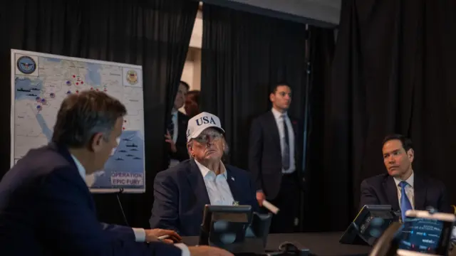 Donald Trump, coordinándose con su equipo durante la operación contra Irán.