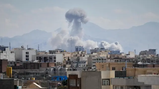 Una columna de humo tras la nueva oleada de ataques israelíes sobre el corazón de Teherán, en Irán.