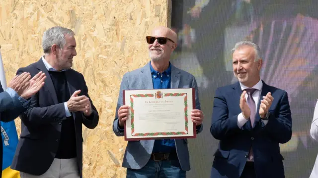 El ministro de Política Territorial y Memoria Democrática, Ángel Víctor Torres, y el presidente de Canarias, Fernando Clavijo, entregan un reconocimiento póstumo en honor a Juan Curbelo Oramas, promotor del carnaval de Las Palmas de Gran Canaria cuando estaba prohibido y que estuvo preso en Tefía.