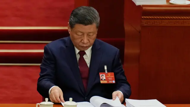 El presidente chino, Xi Jinping, lee durante la sesión inaugural de la Asamblea Popular Nacional (APN) en Pekín, el jueves 5 de marzo de 2026.