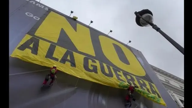Greenpeace descuelga en la Puerta del Sol una gran pancarta con un 'No a la guerra' 