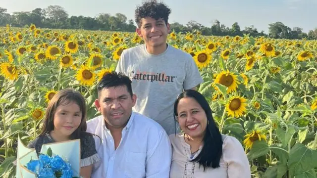 El opositor venezolano Víctor Castillo junto a su familia tras ser liberado de El Helicoide.
