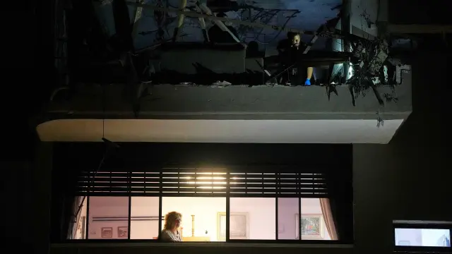 Israeli security forces inspect an apartment struck by an Iranian missile that killed two people in Ramat Gan, Israel, Wednesday, March 18, 2026. (AP Photo/Ohad Zwigenberg) Associated Press / LaPresseOnly italy and spain