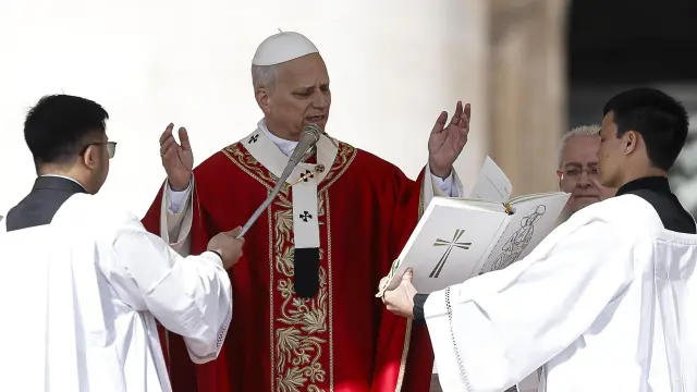El papa León XIV dirige la misa del Domingo de Ramos en la plaza de San Pedro del Vaticano.