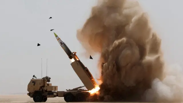 Sistemas de Cohetes de Artillería de Alta Movilidad (HIMARS) del Ejército de Estados Unidos, durante el lanzamiento de un misil contra Irán en el marco de la operación 'Furia épica'..