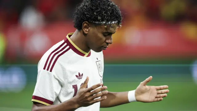 Lamine Yamal rezando antes del amistoso de la selección española ante Egipto.