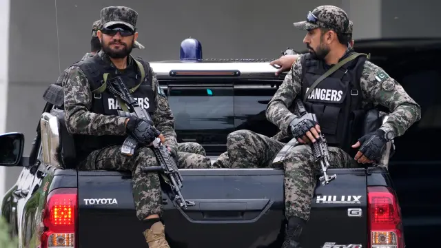 Soldados paramilitares patrullan para garantizar la seguridad antes de las conversaciones entre Estados Unidos e Irán, en Islamabad, Pakistán.