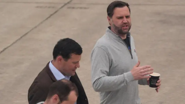 El vicepresidente JD Vance camina por la pista de aterrizaje en una parada programada de repostaje en la base aérea de Ramstein, Alemania, este domingo, tras asistir a las negociaciones sobre Irán.