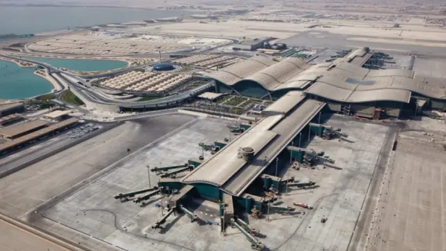 
<p>El Aeropuerto Hamad de Doha es uno de los más lujosos del mundo. Tiene el tamaño de 75 campos de fútbol y su arquitectura reproduce las olas del mar. Tiene una de las colecciones de arte contemporáneo más importantes de la actualidad. Cuenta con exclusivas tiendas de lujo, restaurantes de alta gastronomía, una zona de spa, piscina o gimnasio. Son solo algunos de los servicios de lujo que ofrece este aeropuerto. Y para los que tengan que hacer escalas de varias horas, hay un hotel dentro del complejo. <a title="Más información del Aeropuerto Hamad." href="https://dohahamadairport.com/" target="_blank">Más información del Aeropuerto Hamad.</a></p>