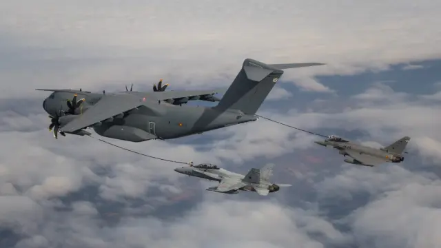 Un A400M español rebasteciendo a un Eurofighter y un F18 (Mde.es)