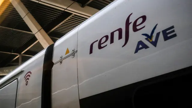 Vagón de un tren AVE de Renfe en las vías de la Estación de Atocha, en Madrid (España), a 6 de febrero de 2020.