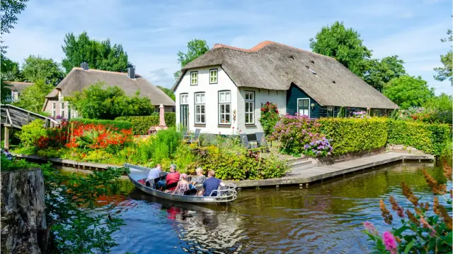 Así es Giethoorn, uno de los pueblos más bonitos del mundo y en el que los coches están prohibidos