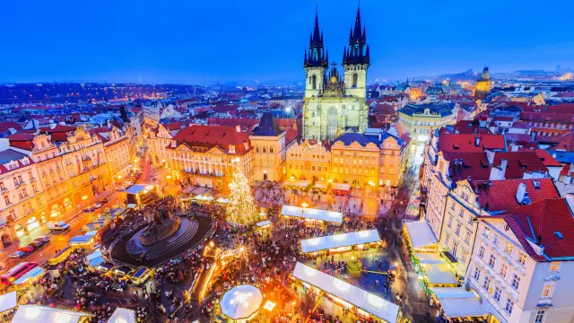 Mercadillo de Navidad en la Plaza de la Ciudad Vieja de Praga.
