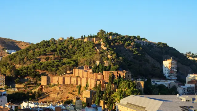 La Alcazaba es el principal monumento de época árabe que se conserva en Málaga y su conjunto se extiende sobre el cerro de Gibralfaro. Las partes más antiguas de la fortificación fueron erigidas en el siglo XI, en tiempos del Califato cordobés, aunque a día de hoy conserva dos lienzos de muralla de los tres originales que había, y diversas puertas.