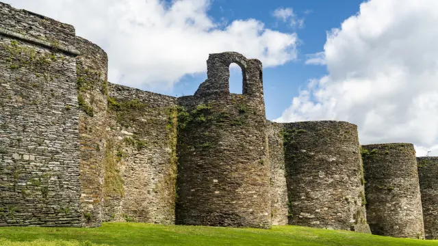 La muralla de Lugo es la muralla romana mejor conservada del mundo. Fue fundada por Paulo Fabio Máximo en nombre del emperador Augusto en el año 13 a. C. y era el gran elemento de defensa de la antigua ciudad romana de Lucus Augusti. La construcción cuenta con más de 2 km de longitud y posee 10 puertas, además, todavía posee 71 torres de las 85 que tenía en sus orígenes.