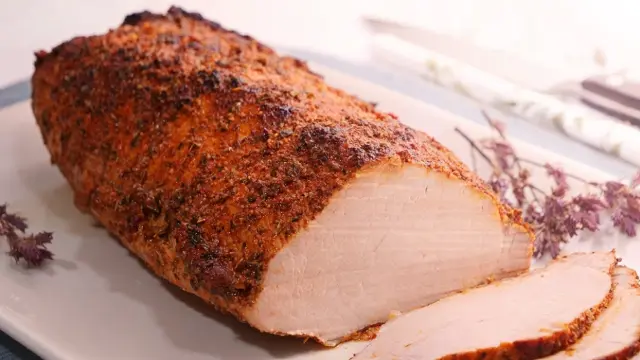 Una de las piezas de carne más económicas es el lomo de cerdo y da mucho juego en la cocina. Una idea rápida y sencilla es prepararlo asado al horno con vinagre, aceite, sal y especias como orégano, tomillo, pimienta o comino.