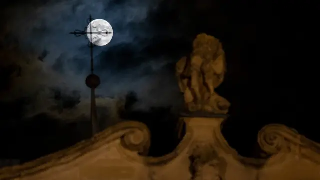 La penúltima luna llena del año, conocida como la Luna del Castor, debido a la antigua creencia de que noviembre era el momento en que los castores construían sus presas antes del invierno, vista desde Logroño.
