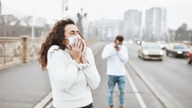 Protegerse con mascarillas adecuadas puede disminuir la exposición.