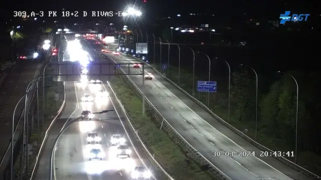Aspecto de la A-3 en Rivas, a última hora del sábado.