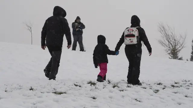 Una familia disfruta de la nieve este viernes, en O Cebreiro, Lugo.