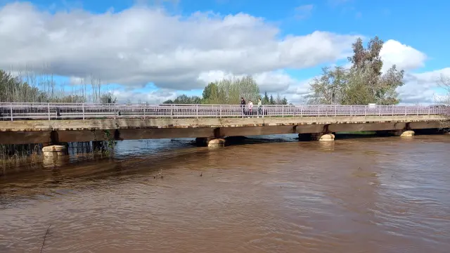 Vista del río Bañuelos a su paso por la localidad de Malagón este viernes.