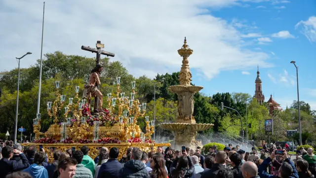 El Santo Cristo Varón de Dolores de la Divina Misericordia de la Hermandad del Sol hace estación de penitencia por las calles de Sevilla, este Sábado Santo.