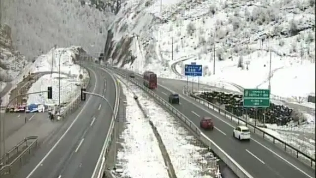 Vehículos circulando por la AP-66, en la provincia de León, este domingo.