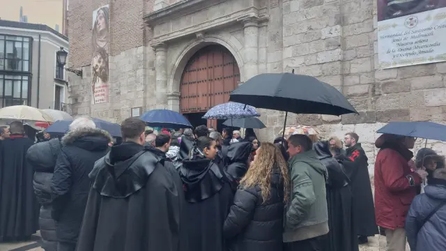 Puerta de la Iglesia de San Martín ante de suspender la procesión del Jueves Santo en Valladolid por el mal tiempo.