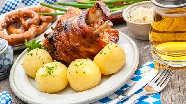 Schweinshaxe o codillo de cerdo asado, típico de la cocina de Baviera, Alemania.