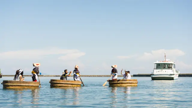 Turistas montados en tarai bune en la ciudad de Ogi (Isla de Sado).