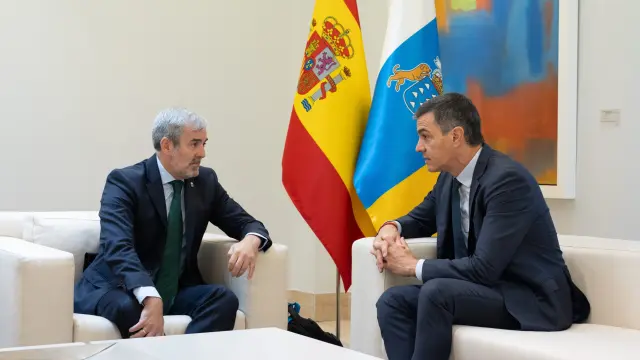 El presidente del Gobierno, Pedro Sánchez (d), durante su reunión con el presidente de Canarias, Fernando Clavijo (i), en la Moncloa.