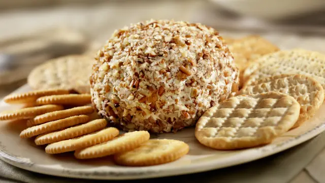 Bola de queso cubierta de almendras.