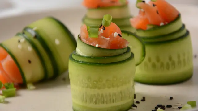 Rollitos de pepino con salmón ahumado.