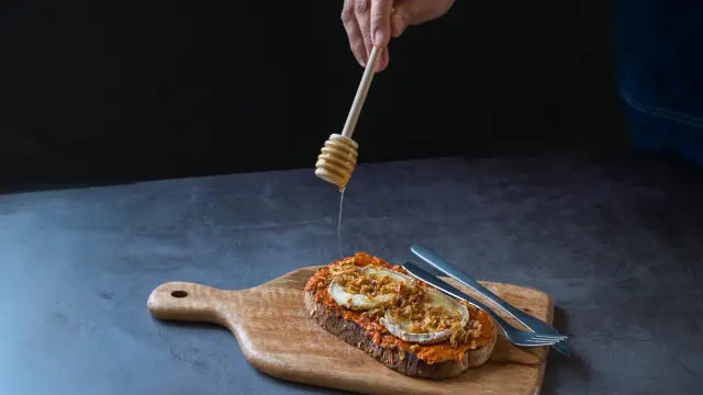 Tosta con miel y sobrasada.