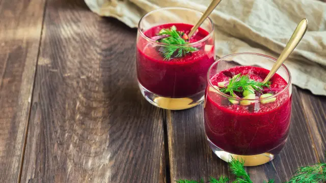 Vasitos con crema de remolacha.