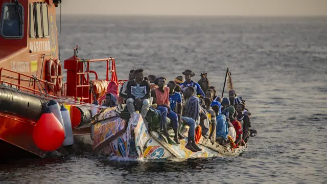 28/11/2024 Decenas de migrantes rescatados por Salvamento Marítimo cerca del Puerto de la Restinga, a 28 de noviembre de 2024, en El Hierro, Santa Cruz de Tenerife, Tenerife, Canarias (España). Un cayuco con 136 personas a bordo ha sido localizado a 10 millas de la Isla de El Hierro. Salvamento Marítimo ha salido a su rescate y lo ha traído hasta el puerto de La Restinga donde han desembarcado 40 mujeres y 17 menores. Muchos de estos niños de muy corta edad incluyendo un recién nacido han viajado en un bote en muy malas condiciones y han llegado muy fatigados al puerto. La embarcación de madera viene de Senegal. SOCIEDAD Antonio Sempere - Europa Press
