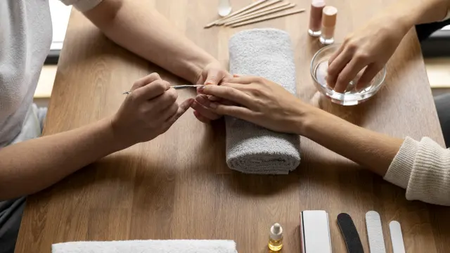 Una mujer haciéndose la manicura.