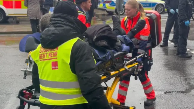 Los sanitarios trasladan a uno de los heridos, tras el atropello múltiple en la capital bávara.
