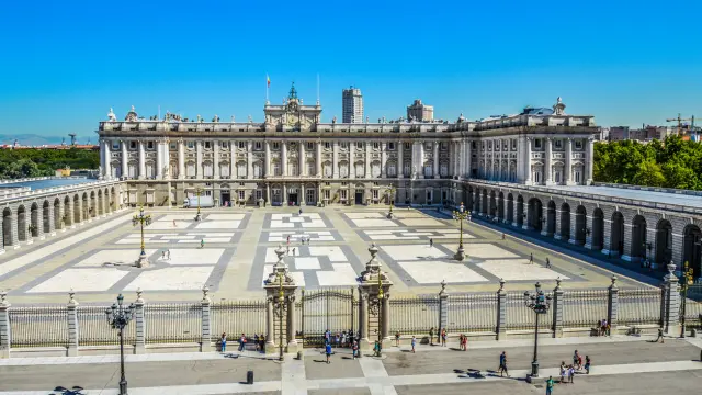 Residencia oficial de los Reyes de España, este majestuoso palacio barroco cuenta con más de 3.000 habitaciones y alberga una impresionante colección de arte y mobiliario histórico. Se pueden visitar los salones oficiales, la Real Armería y la Farmacia Real. Es uno de los palacios más grandes y mejor conservados de Europa. Entrada básica: unos 15 €